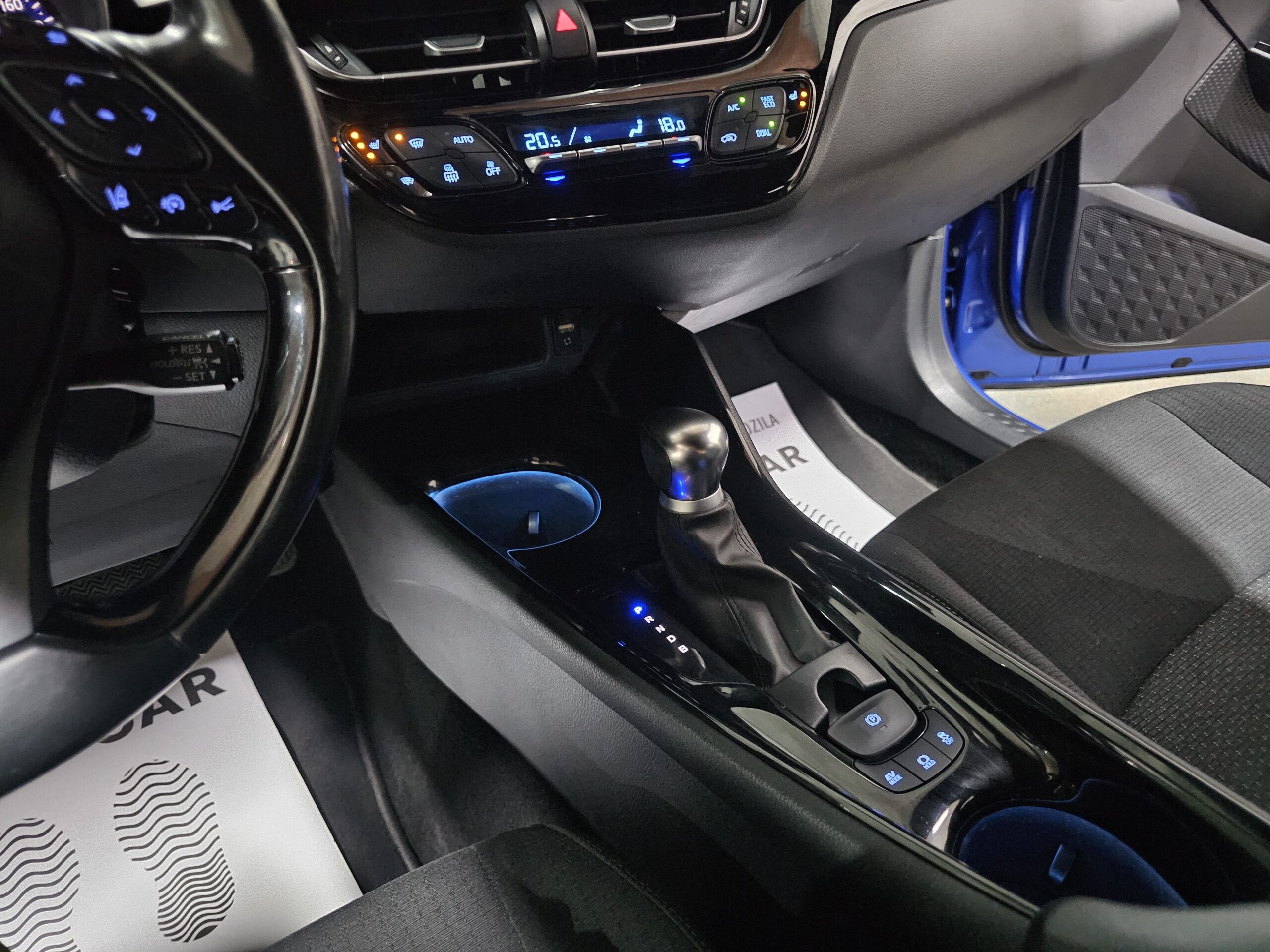 
								Toyota C-HR full									