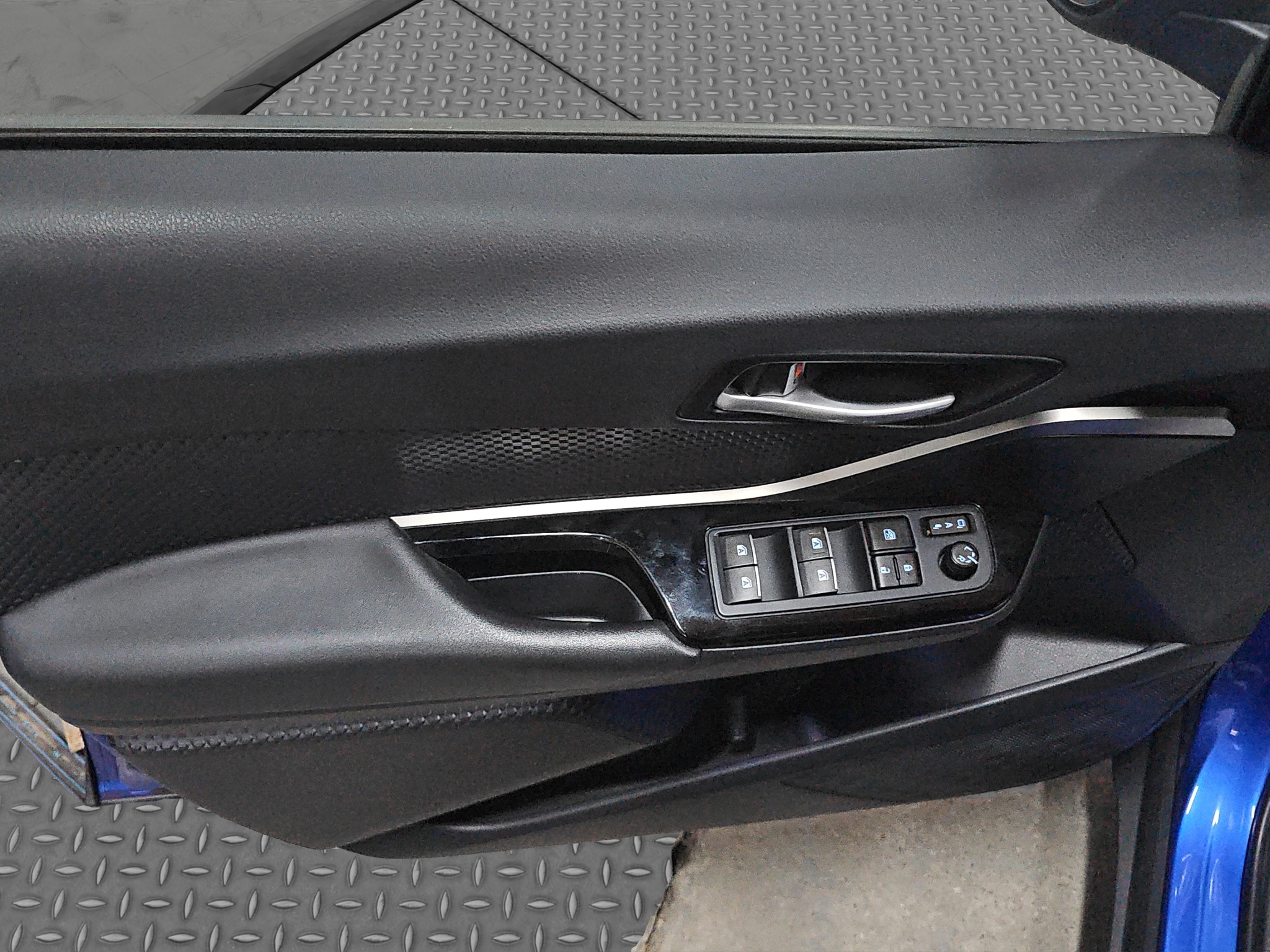 
								Toyota C-HR full									