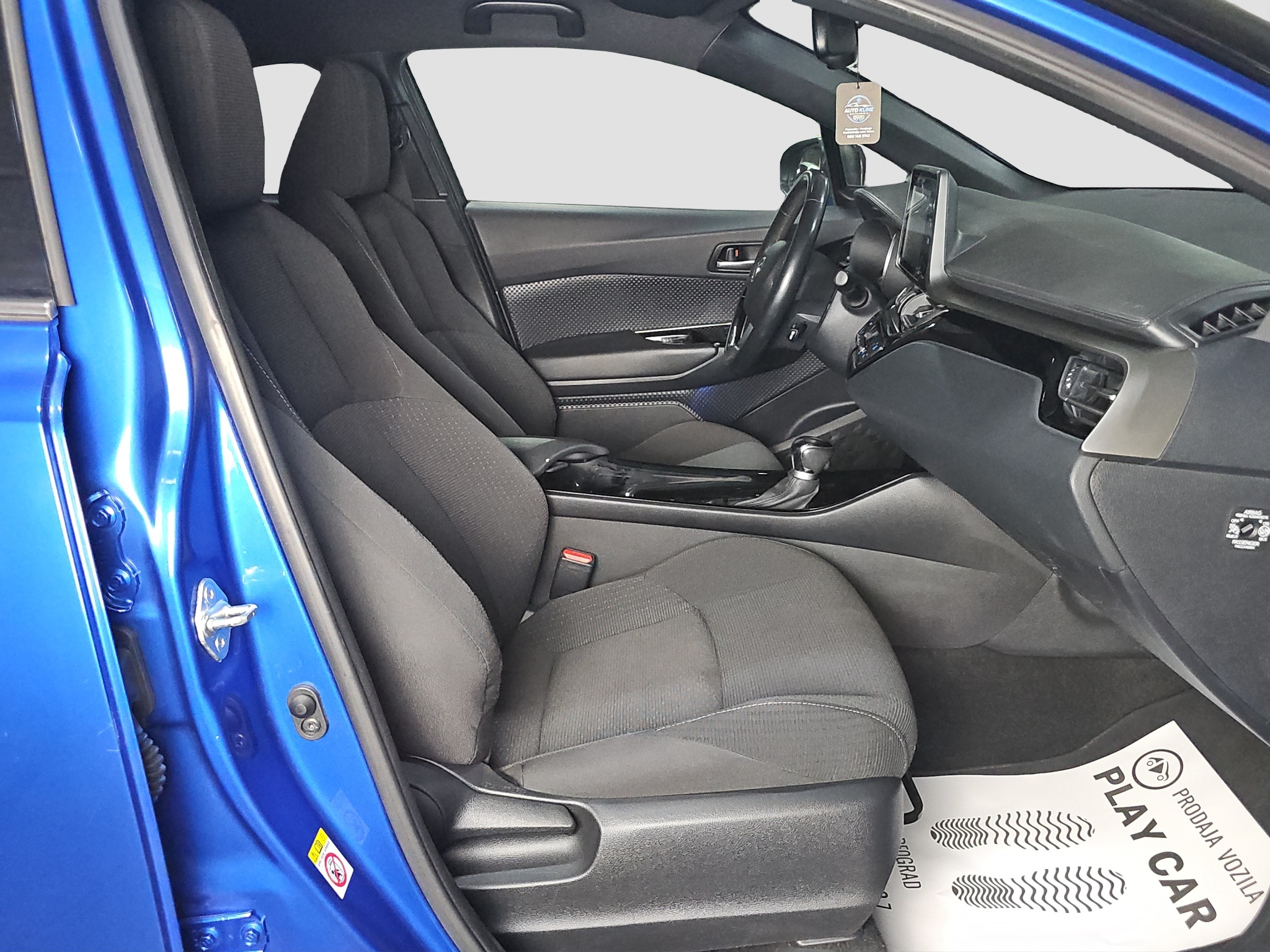 
								Toyota C-HR full									