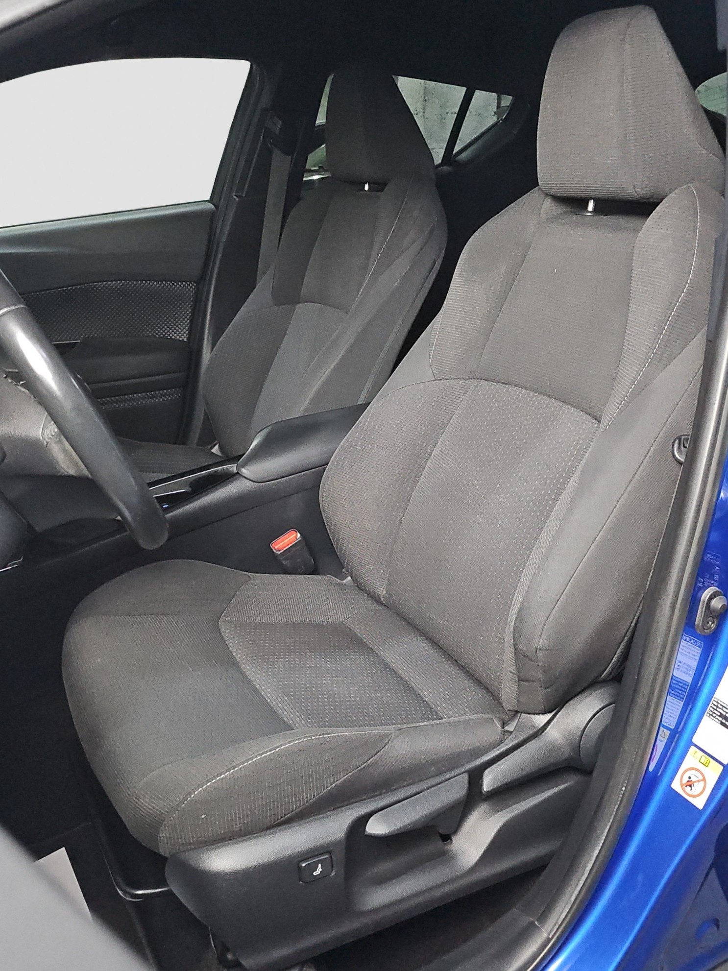 
								Toyota C-HR full									
