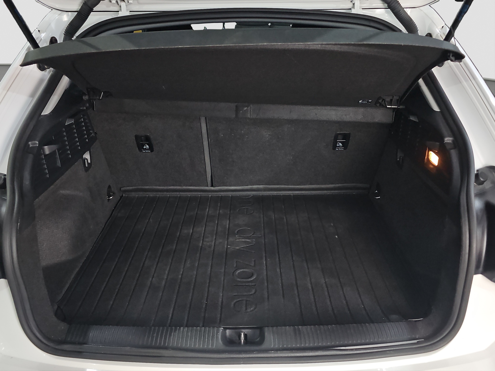 
								Audi Q2 full									
