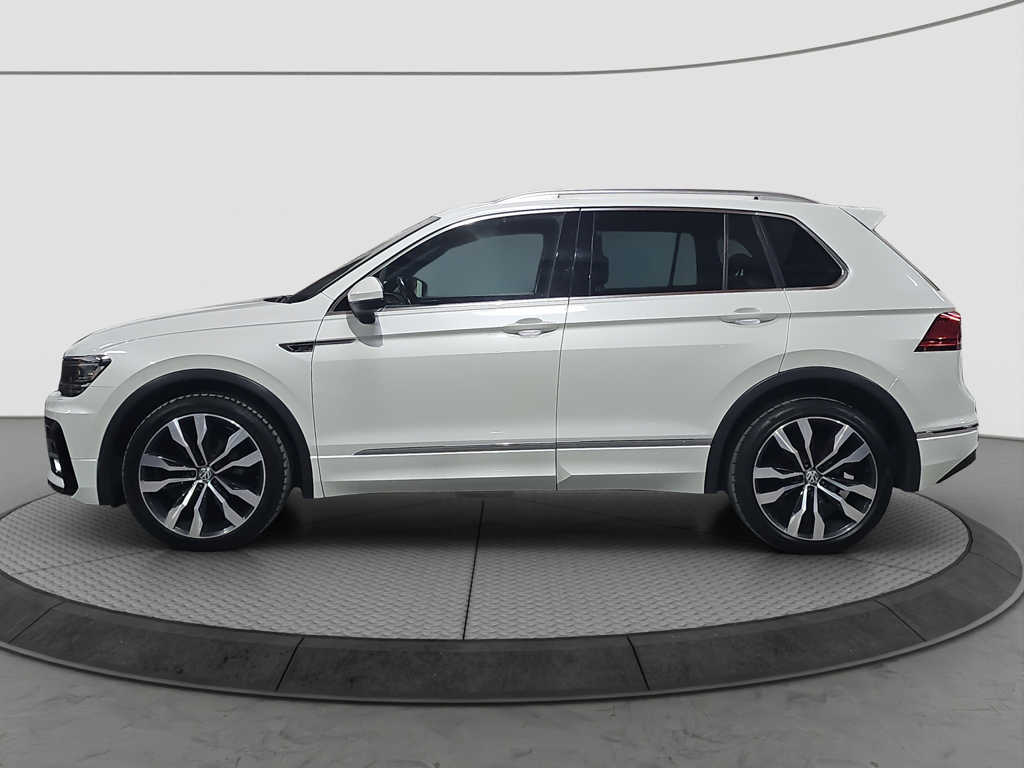 
								Volkswagen Tiguan R-line/4X4/VIRT/ŠIB full									