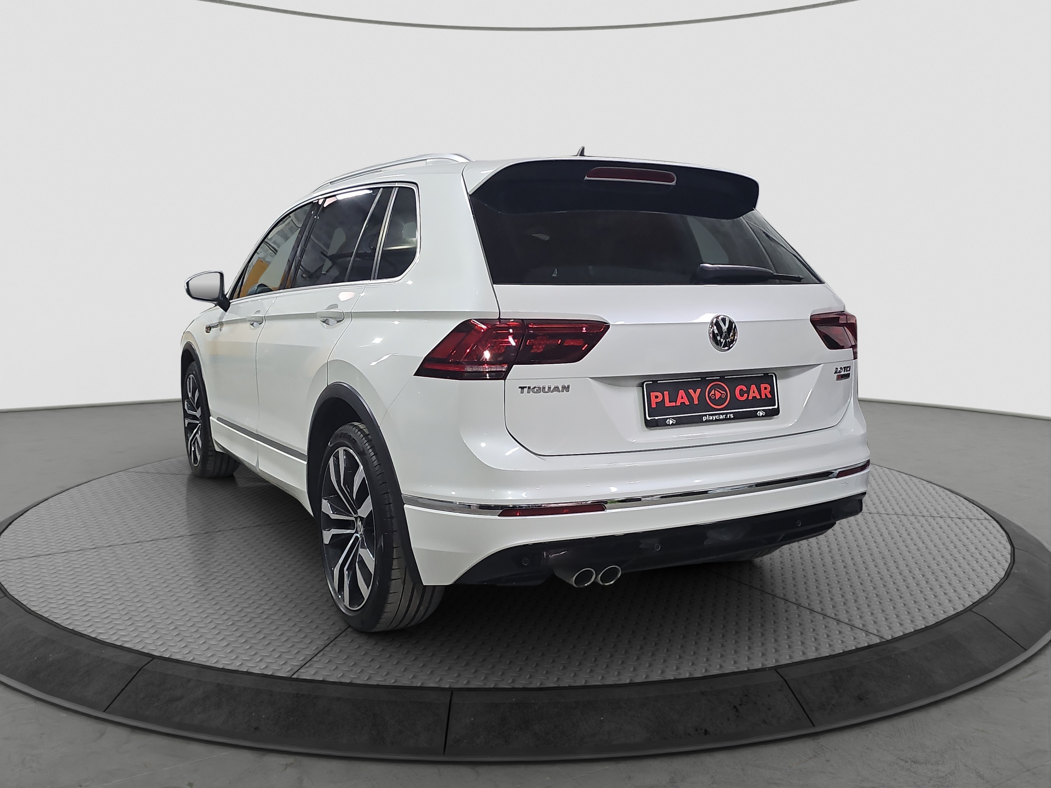
								Volkswagen Tiguan R-line/4X4/VIRT/ŠIB full									