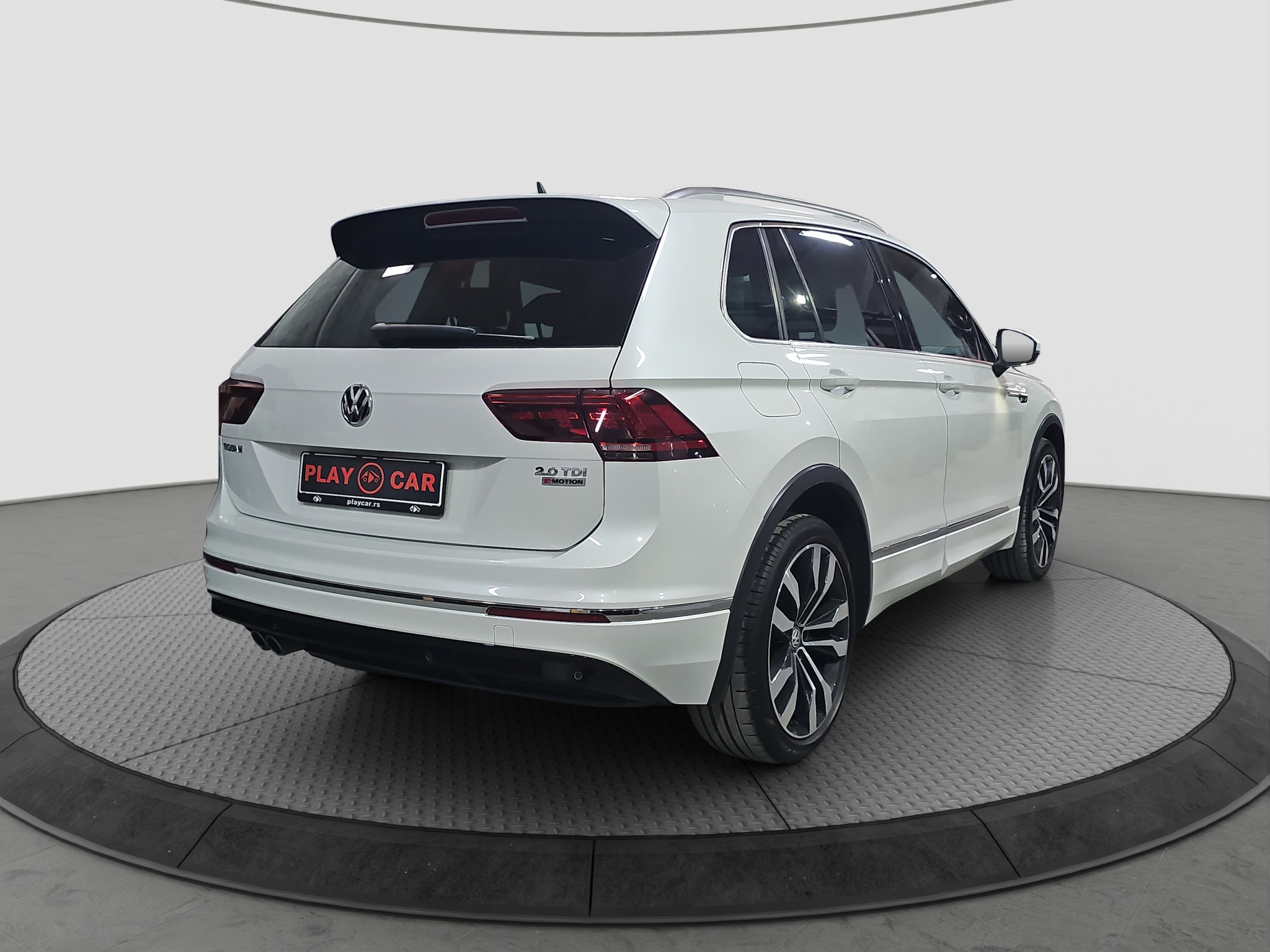 
								Volkswagen Tiguan R-line/4X4/VIRT/ŠIB full									