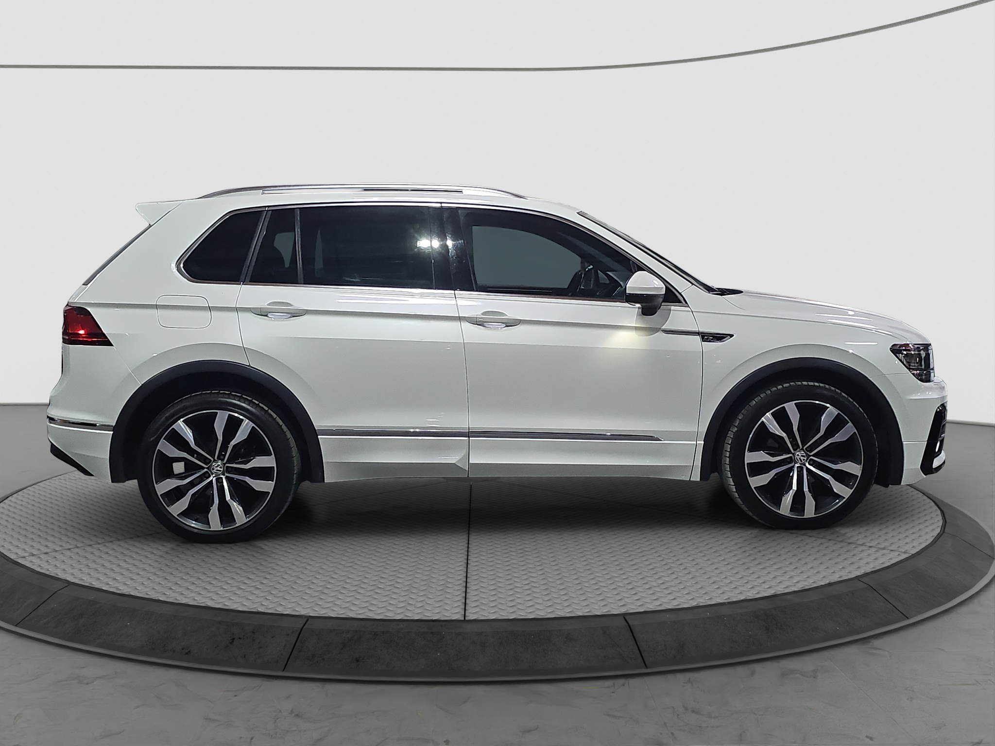 
								Volkswagen Tiguan R-line/4X4/VIRT/ŠIB full									
