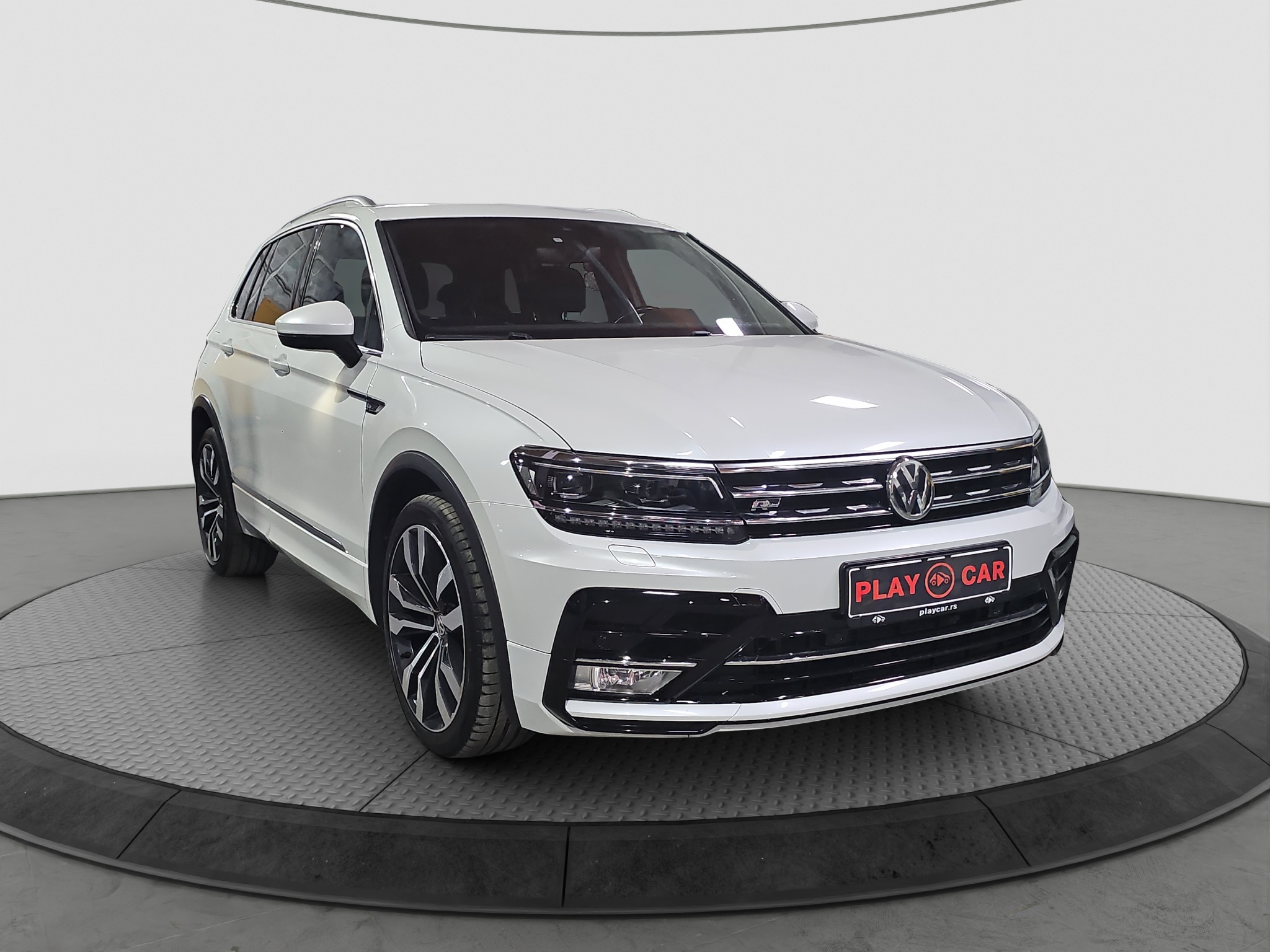 
								Volkswagen Tiguan R-line/4X4/VIRT/ŠIB full									