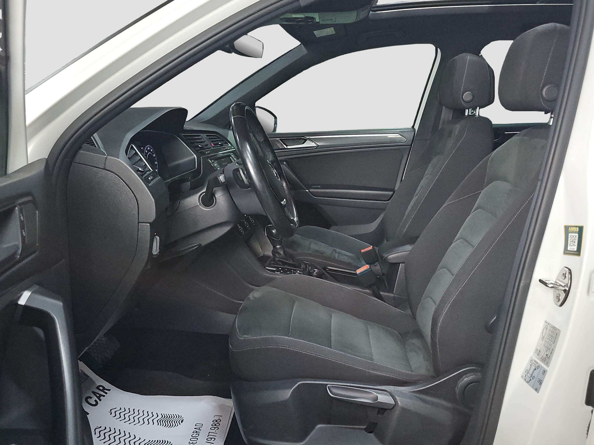 
								Volkswagen Tiguan R-line/4X4/VIRT/ŠIB full									