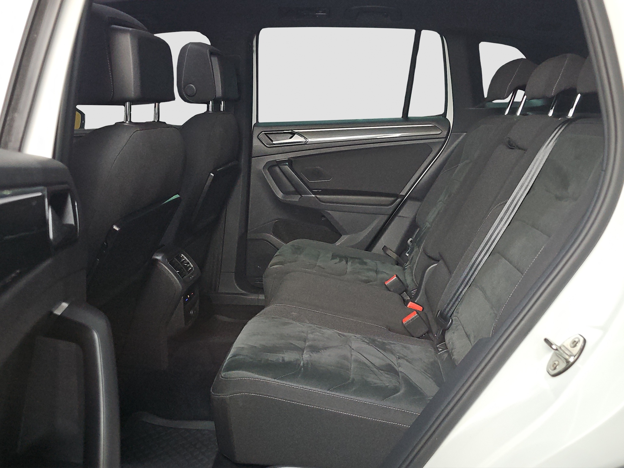 
								Volkswagen Tiguan R-line/4X4/VIRT/ŠIB full									