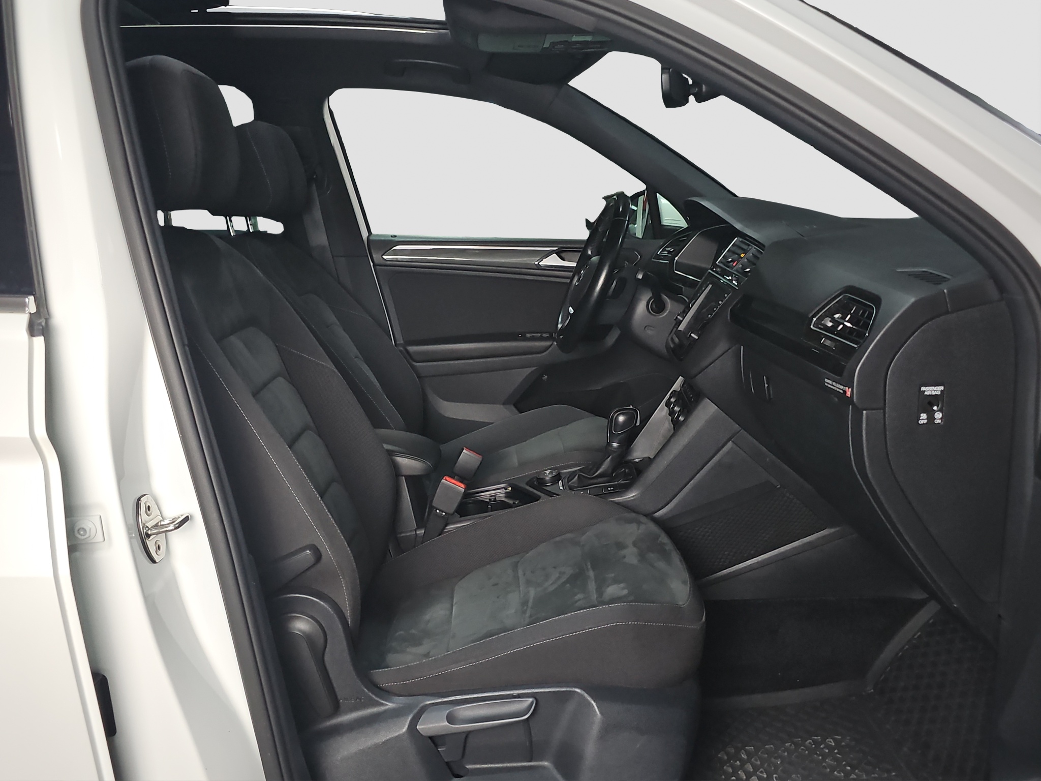 
								Volkswagen Tiguan R-line/4X4/VIRT/ŠIB full									