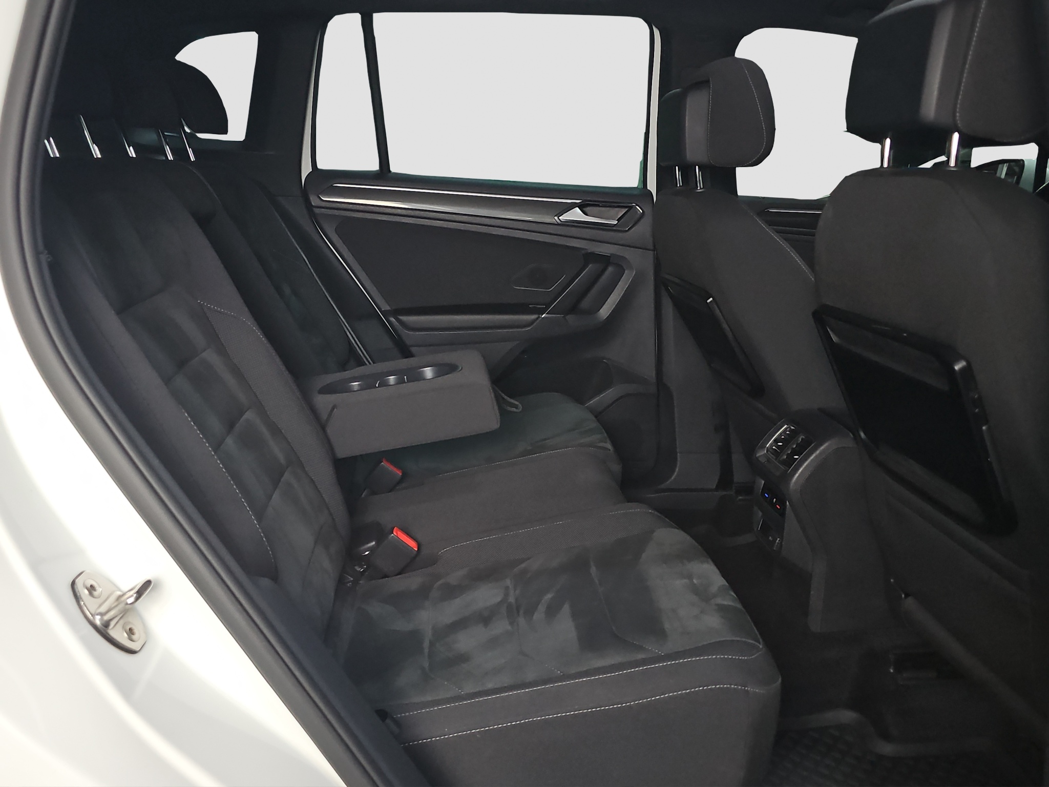 
								Volkswagen Tiguan R-line/4X4/VIRT/ŠIB full									