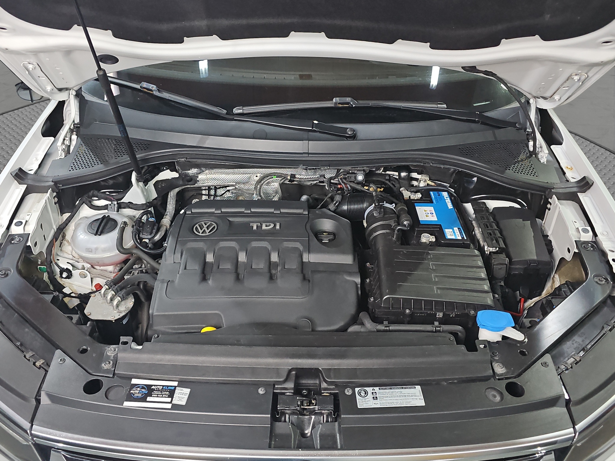
								Volkswagen Tiguan R-line/4X4/VIRT/ŠIB full									