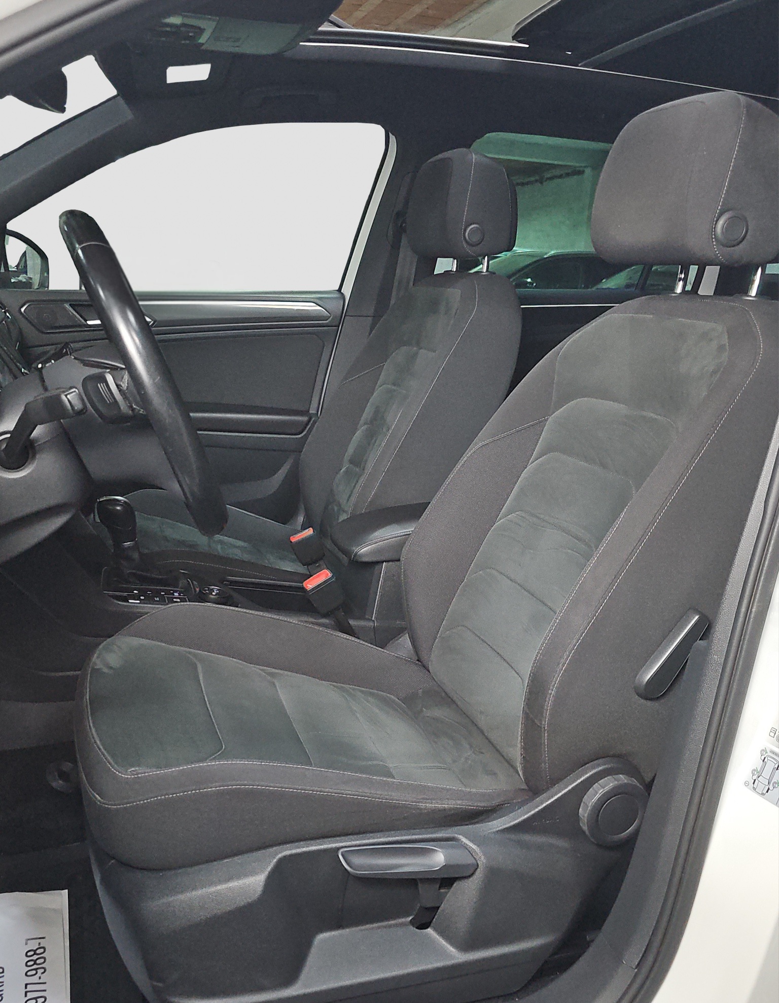 
								Volkswagen Tiguan R-line/4X4/VIRT/ŠIB full									