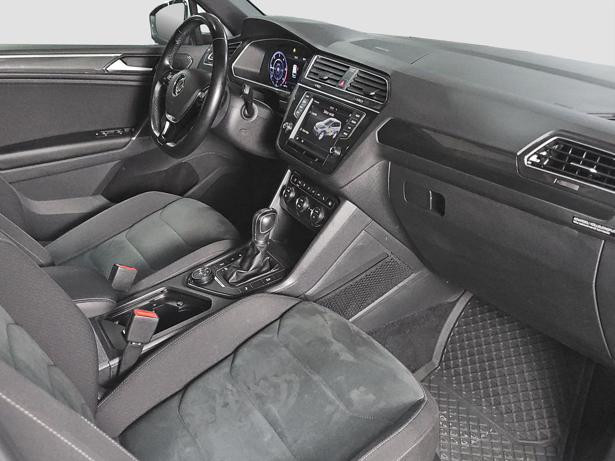 
								Volkswagen Tiguan R-line/4X4/VIRT/ŠIB full									