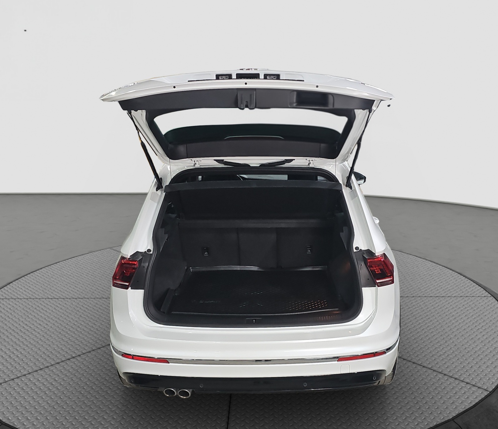 
								Volkswagen Tiguan R-line/4X4/VIRT/ŠIB full									