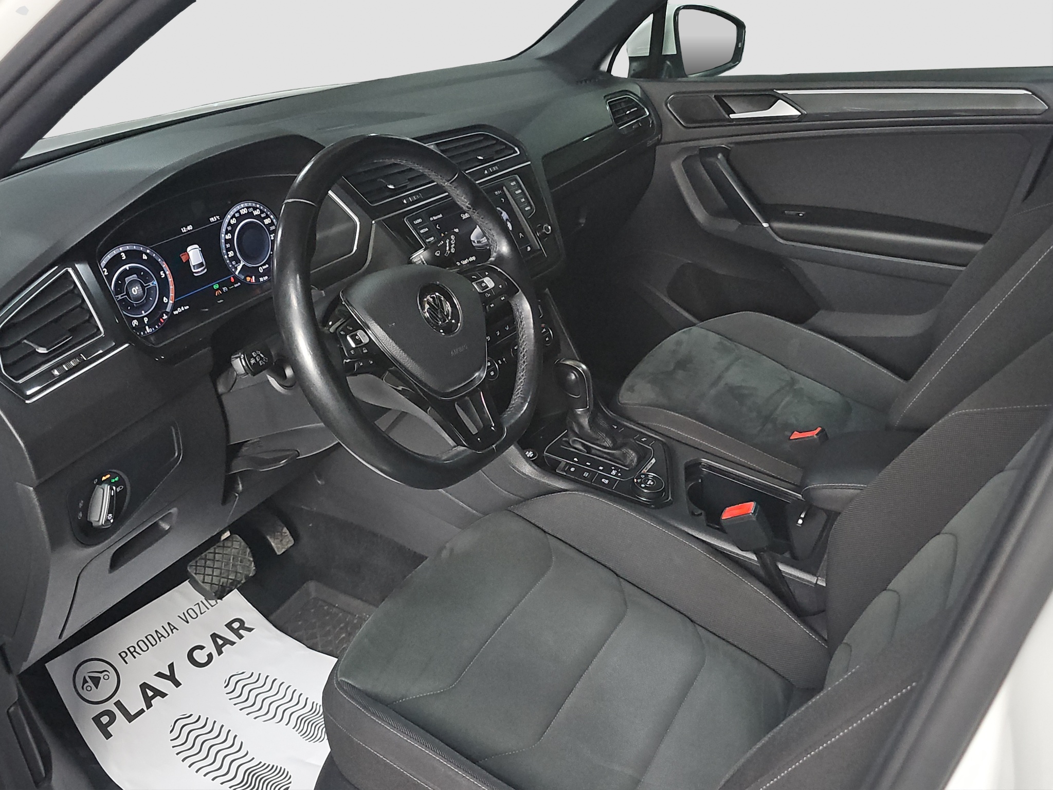 
								Volkswagen Tiguan R-line/4X4/VIRT/ŠIB full									
