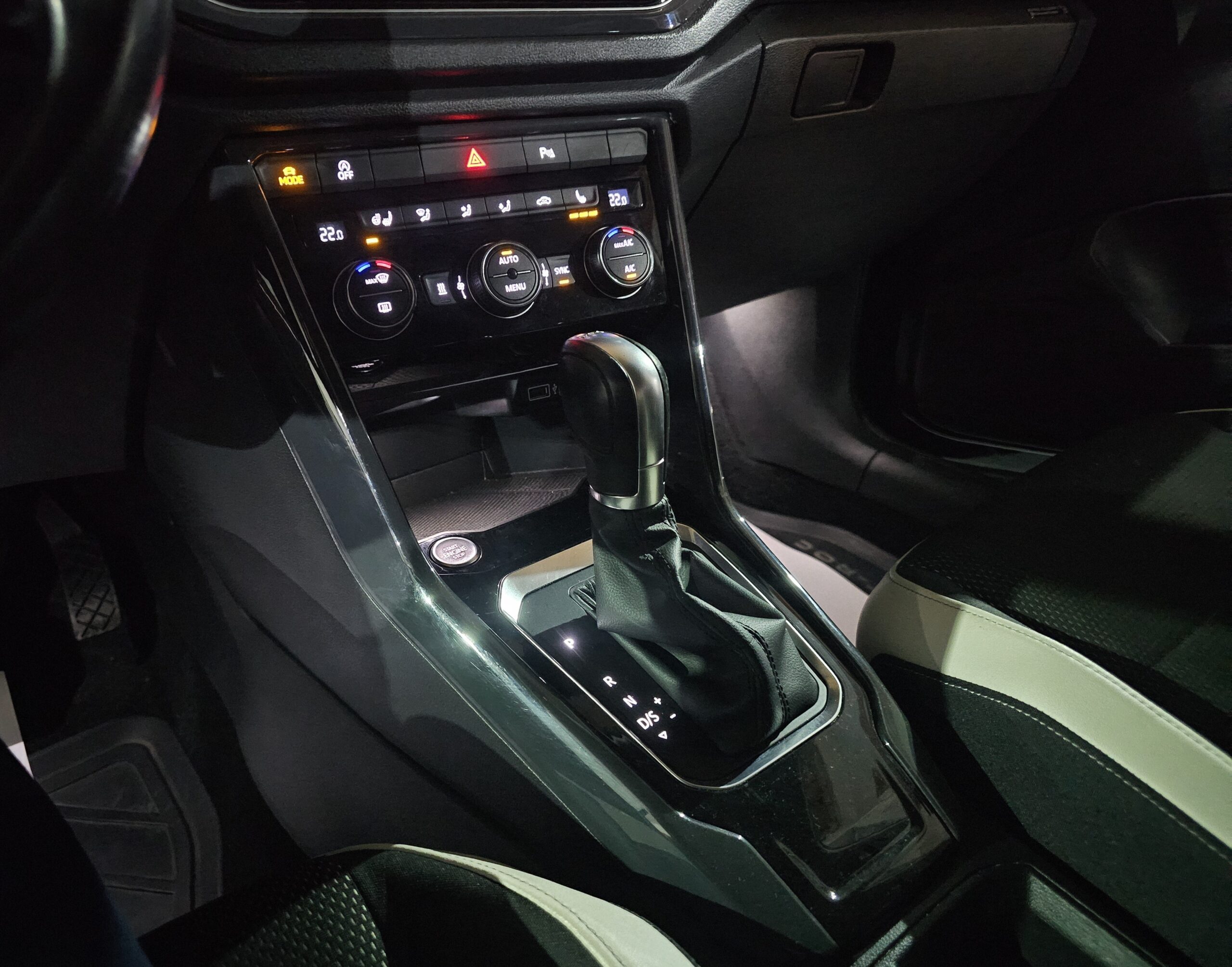 
								Volkswagen T-Roc AUTO/VIRT full									