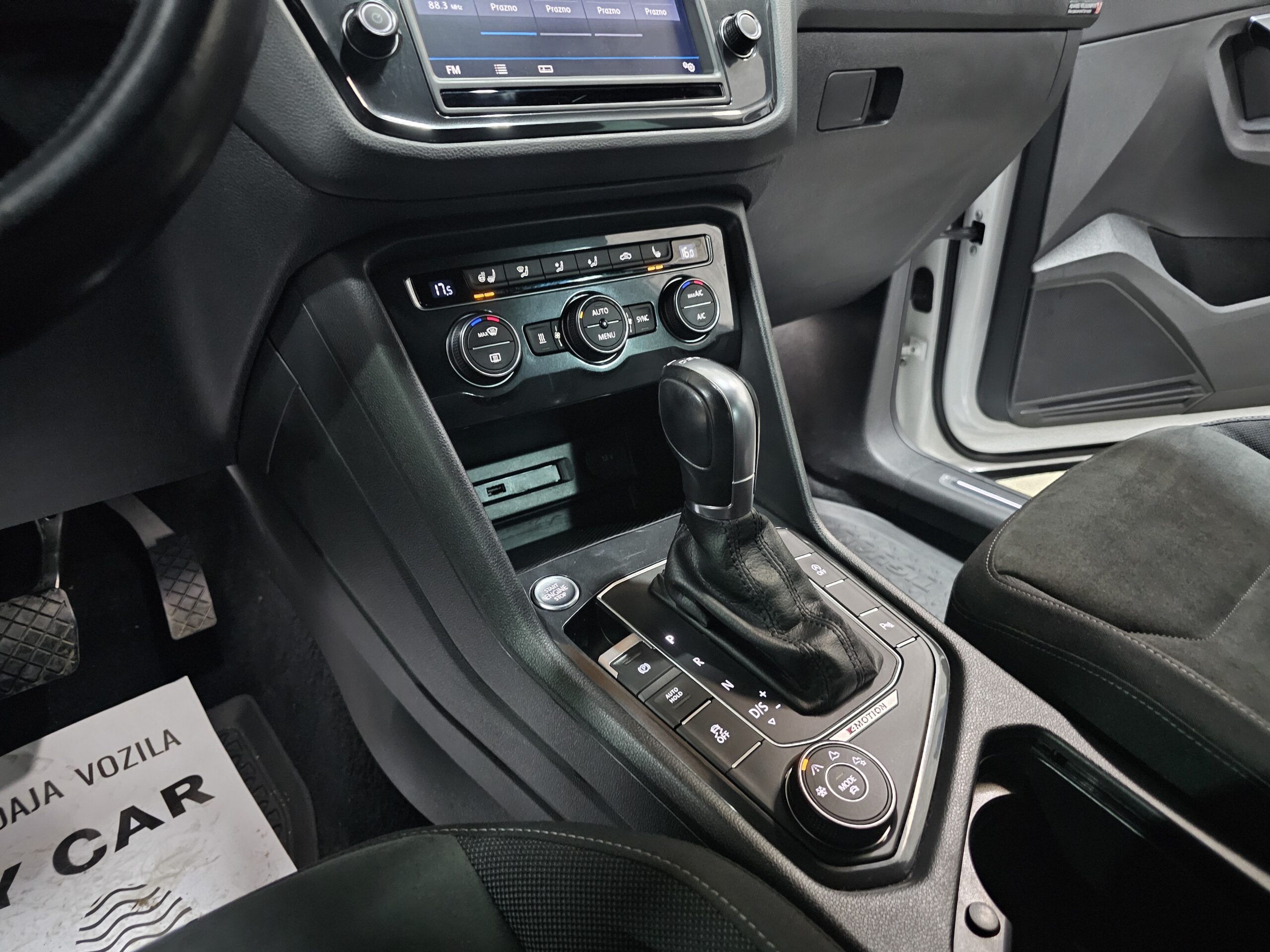 
								Volkswagen Tiguan R-line/4X4/VIRT/ŠIB full									