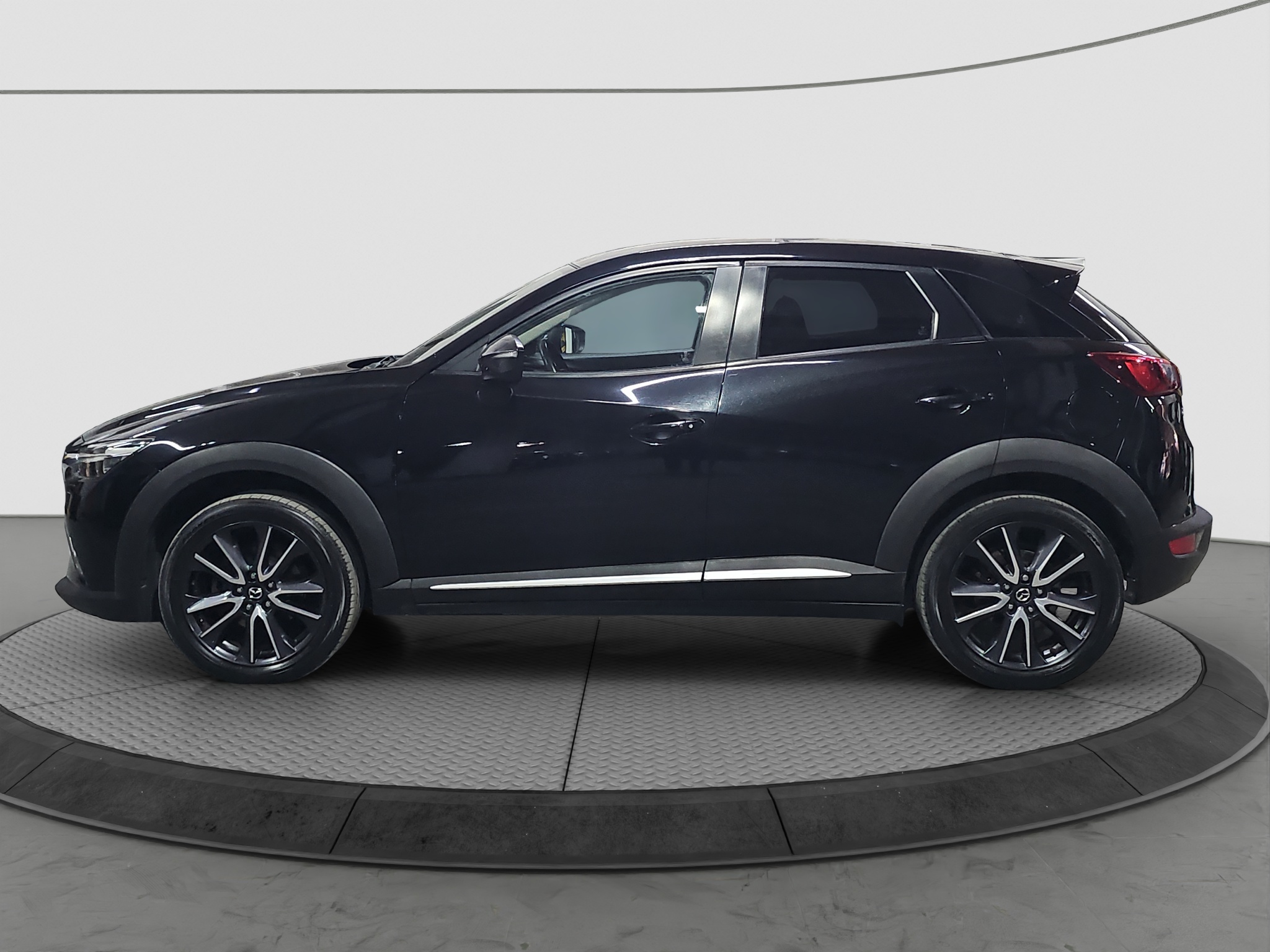 
								Mazda CX-3 AUTO/FU.LL full									