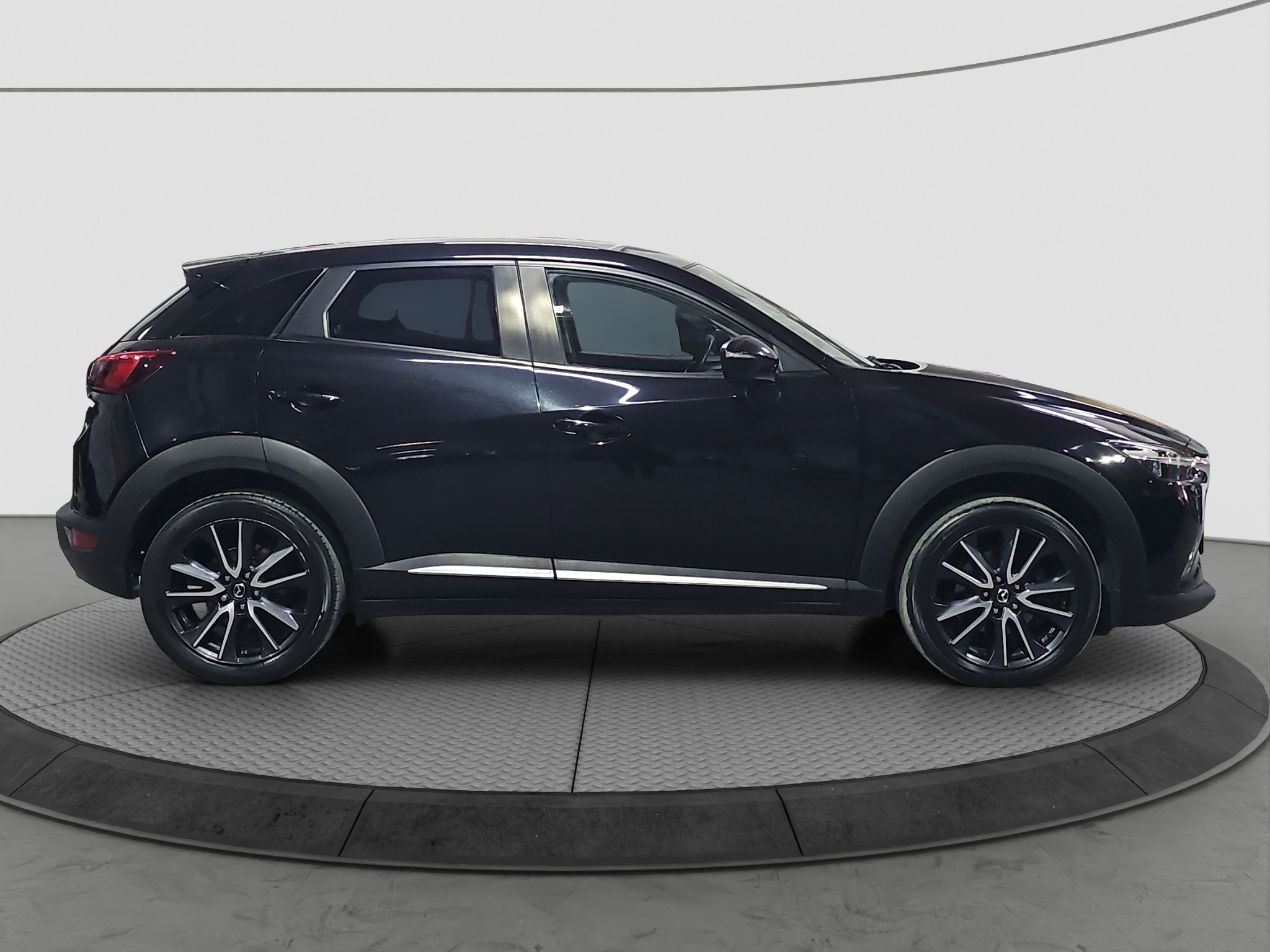 
								Mazda CX-3 AUTO/FU.LL full									