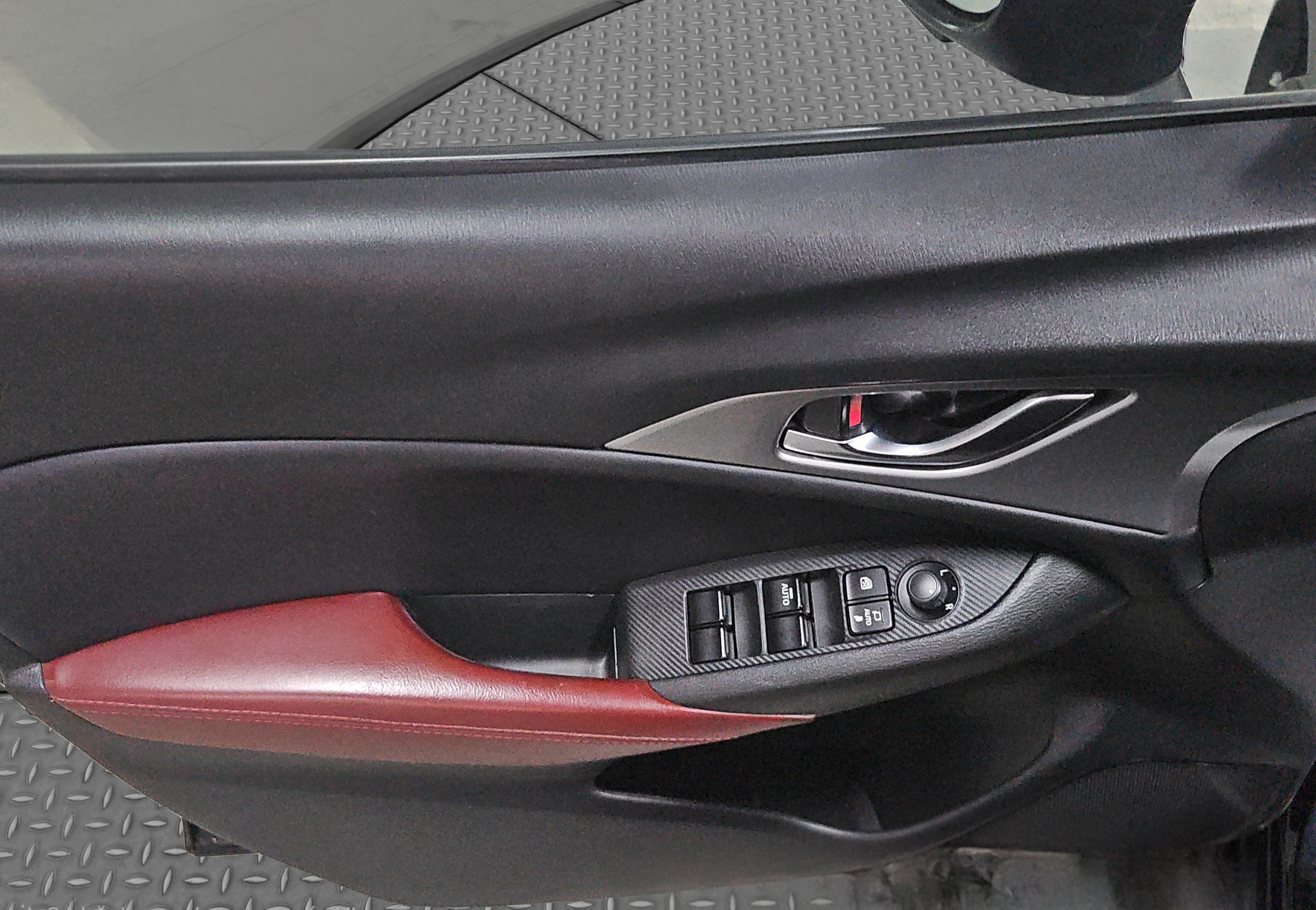 
								Mazda CX-3 AUTO/FU.LL full									